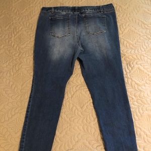 EST. 1946 JEANS Lightly Distressed- Size 16W